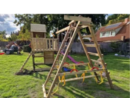 Ein hölzernes Spielgerät für den Garten
