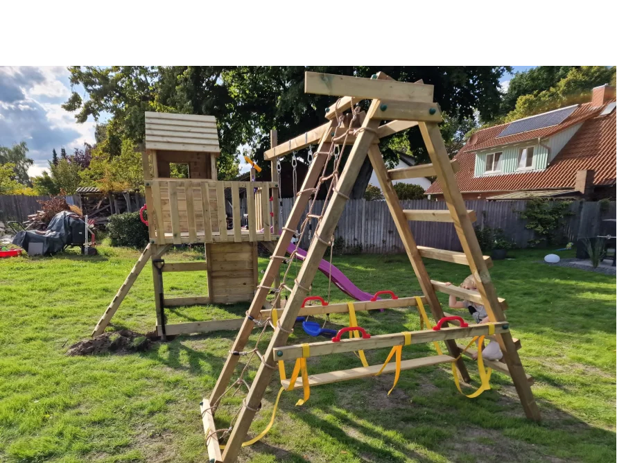 Ein hölzernes Spielgerät für den Garten