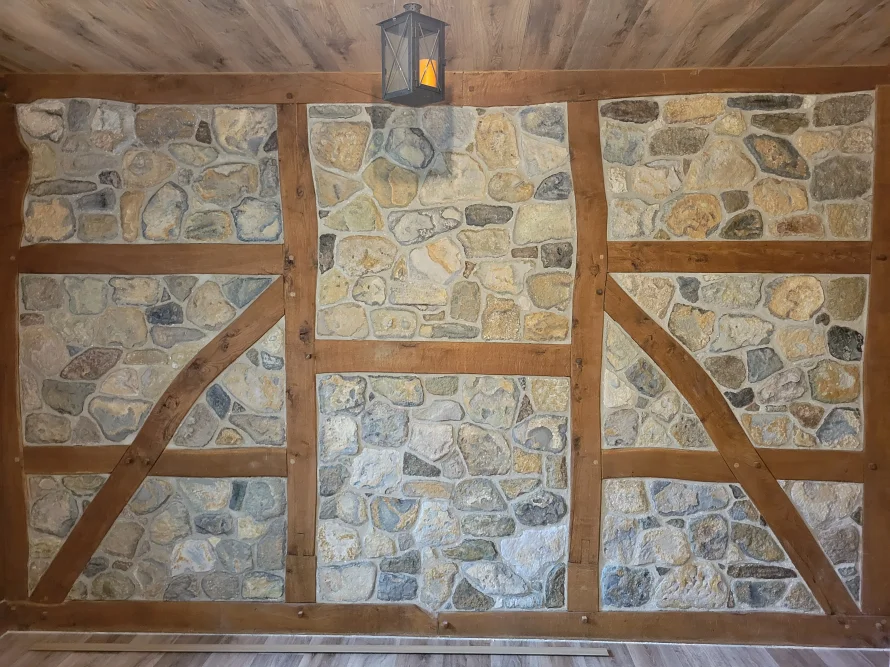Wand mit Steinwand und Holzbalken