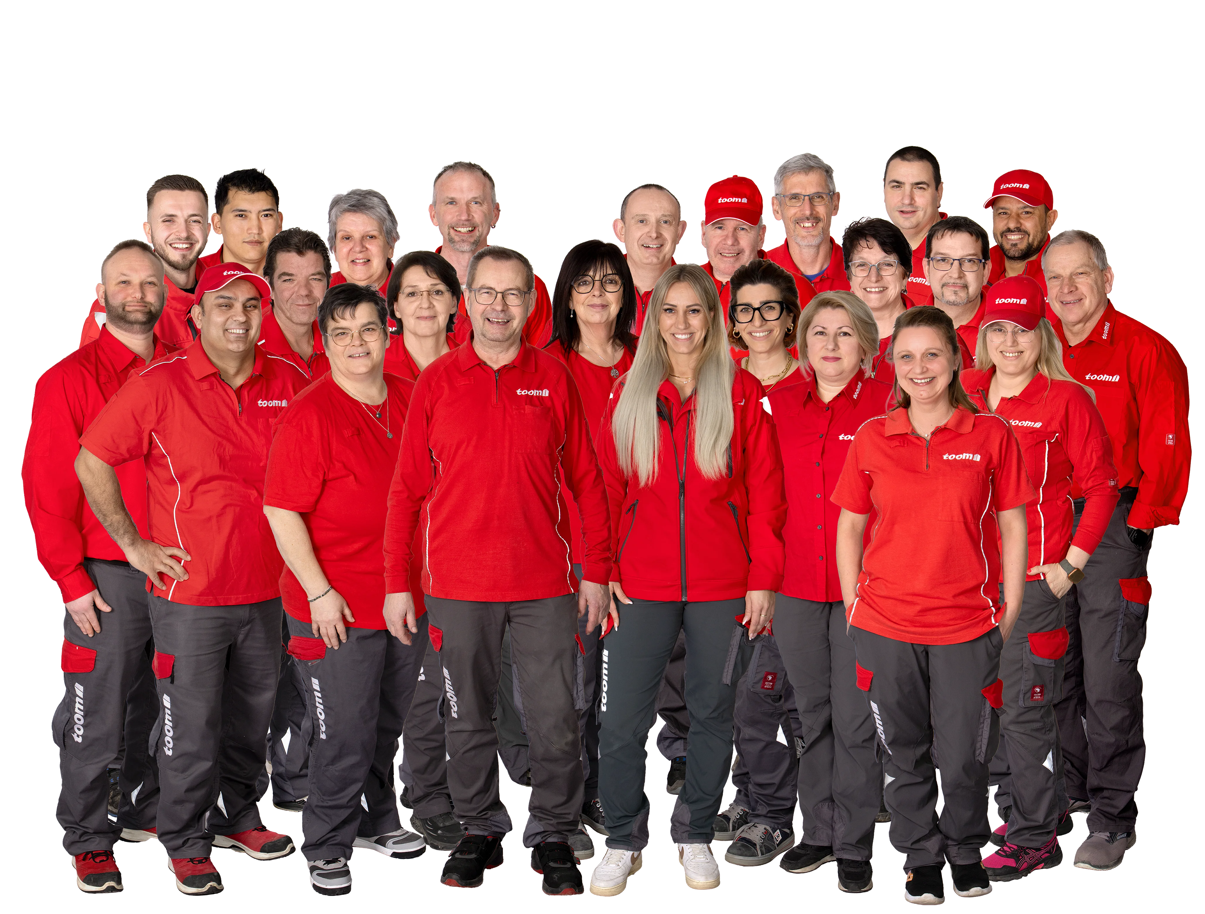 Eine Person mit überraschtem Gesichtsausdruck auf einem roten Rasenmähertraktor.