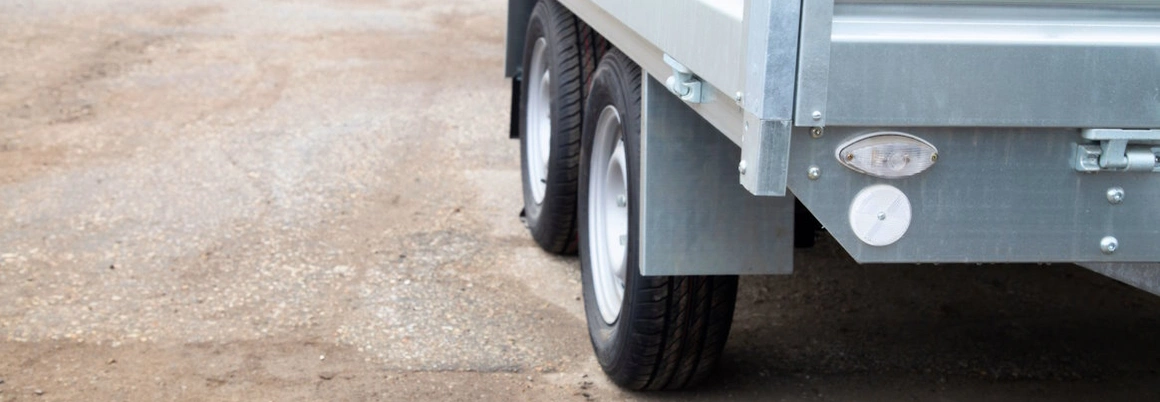 Nahaufnahme der Doppelachse eines Anhängers.