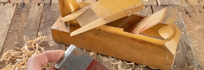 Hand schleift einen Hobel