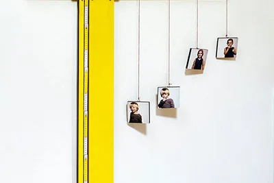 Mobile mit Kinderfotos an Krankonstruktion