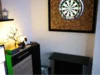 Zimmerecke mit Dartscheibe an der Wand