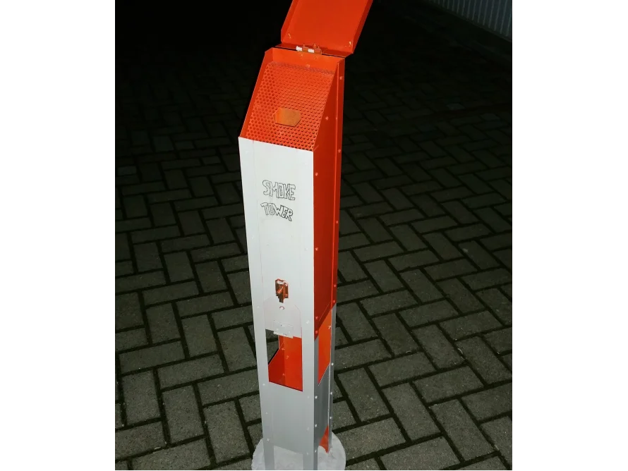 Orangener Aschenbecher auf einem Gehweg