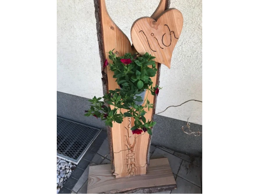 Blumentopf auf Holzgestell