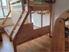 Ein Hochbett aus Holz