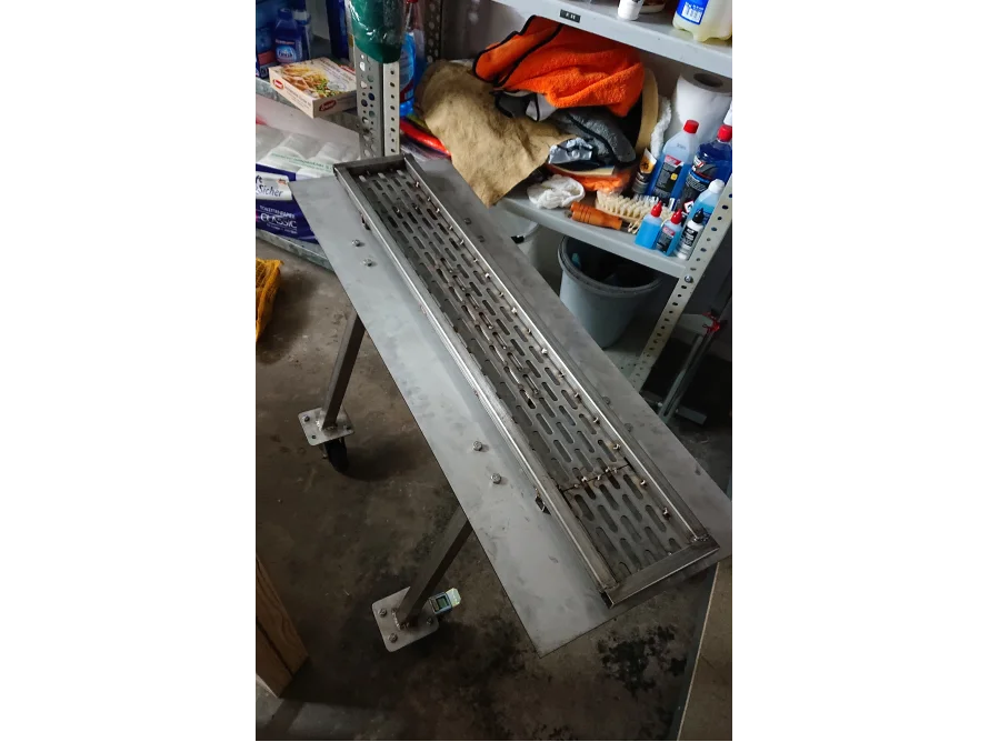 Metallgestell mit Gitterrost auf Rollen