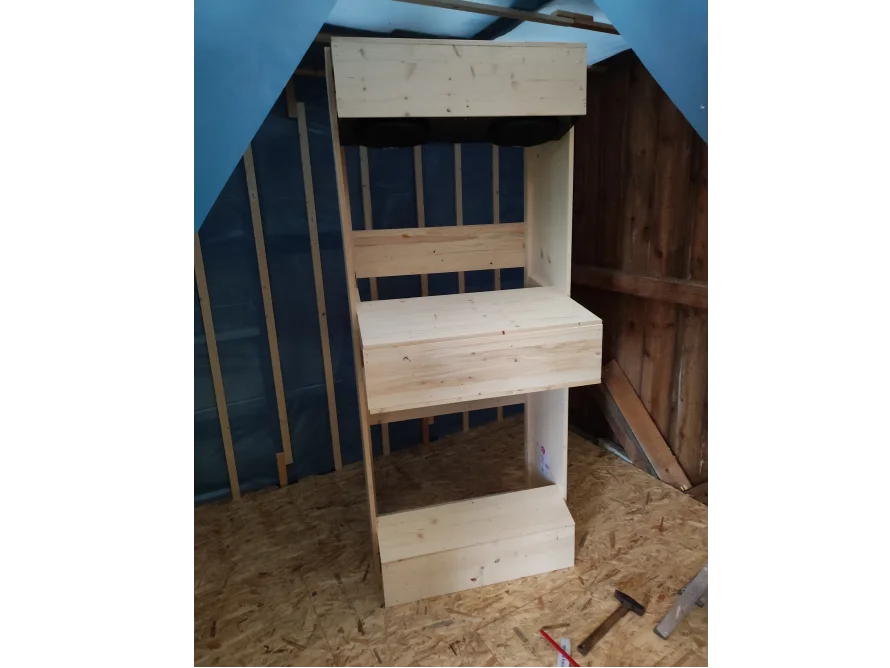 Holzrahmen eines hohen Regals