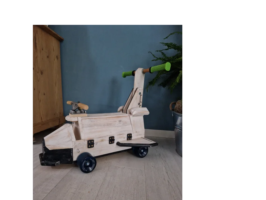Spielzeug-Raumschiff aus Holz