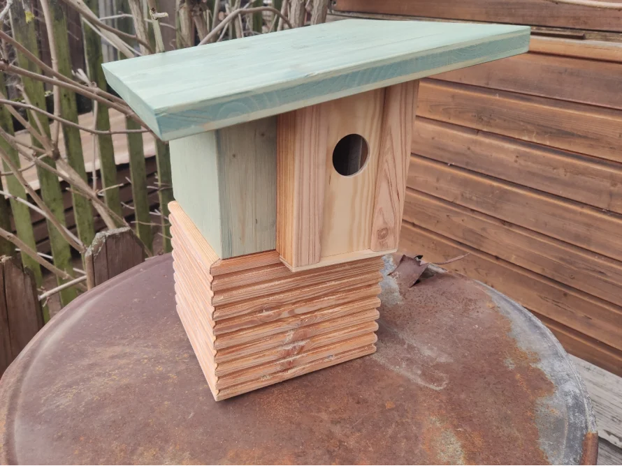 Ein hölzerner Vogelkasten
