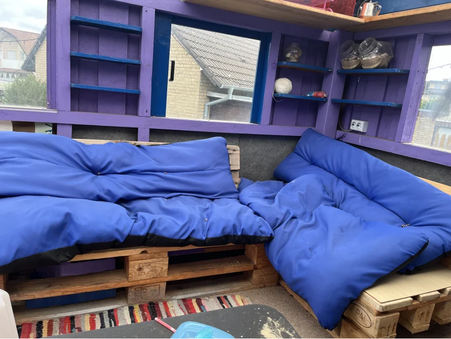 Ecke im Gartenhaus mit blauer Couch