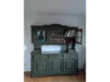 Grüner Schrank mit Vitrine