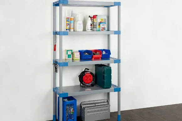 Plastikregal mit Werkzeug und Boxen