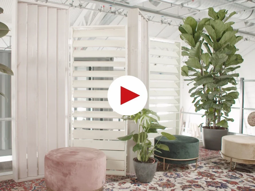 Holzständerwand mit Lamellen als Raumteiler