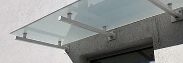 Glasdach über einem Hauseingang