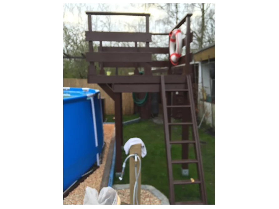 Wohlfühl-Poollandschaft mit Sprungturm