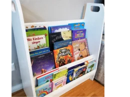 Weißes Kinderbücherregal gefüllt mit Büchern