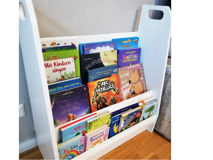 Weißes Kinderbücherregal gefüllt mit Büchern