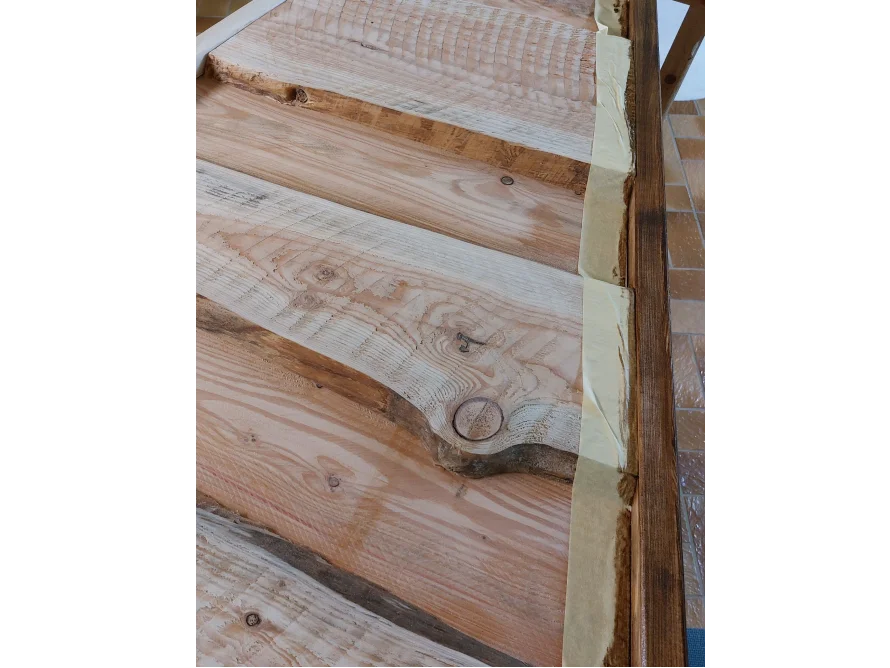 Holzbretter mit Abklebeband