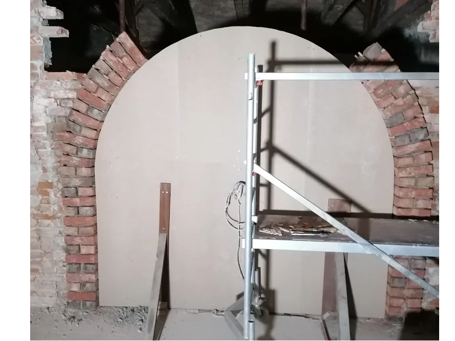 Gewölbter Durchgang mit Gerüst