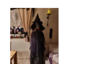 Halloweendekoration Hexe von hinten