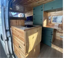 Innenausbau eines Campingbusses mit Holzmöbeln