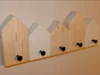 Garderobe mit fünf Haken in Form von Häusern