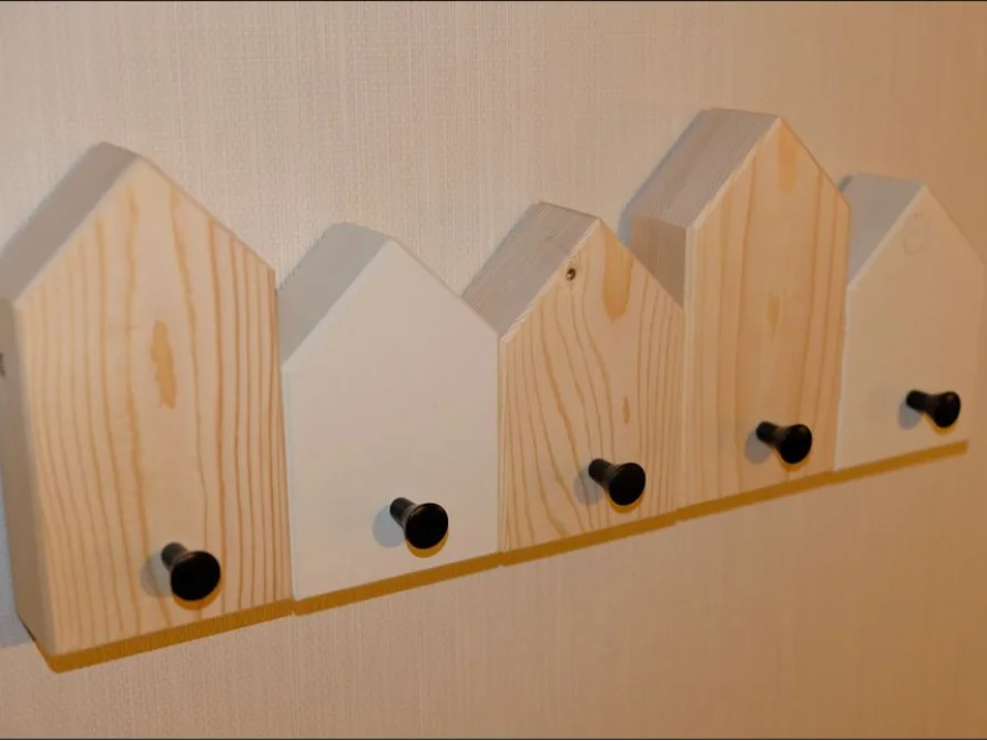 Garderobe mit fünf Haken in Form von Häusern