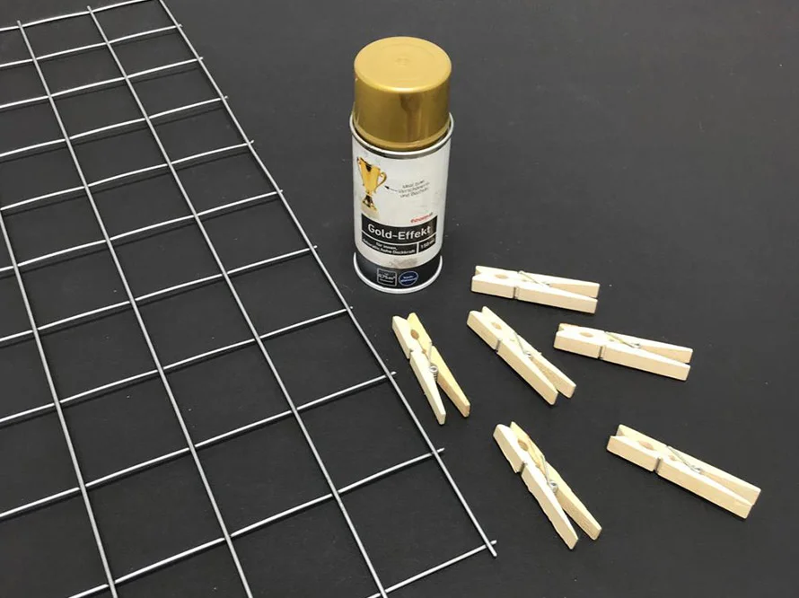 Drahgitter, Goldspray und Holzklammern