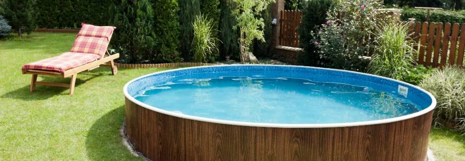 Runder blauer Pool im Garten
