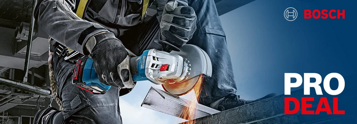 Person schneidet Metall mit einem Winkelschleifer