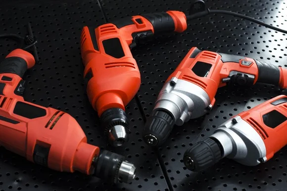 Vier rote Bohrmaschinen