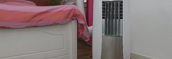 Mobiles Klimagerät in einem Schlafzimmer