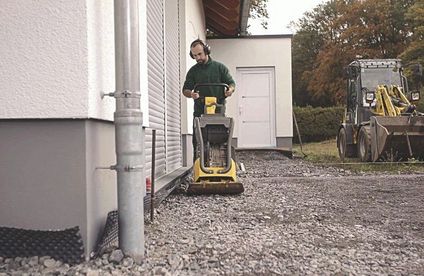 RT Terrasse anlegen Frostschutzschicht 20 51 717x467 Frostschutzschicht aus Schotter wird verteilt