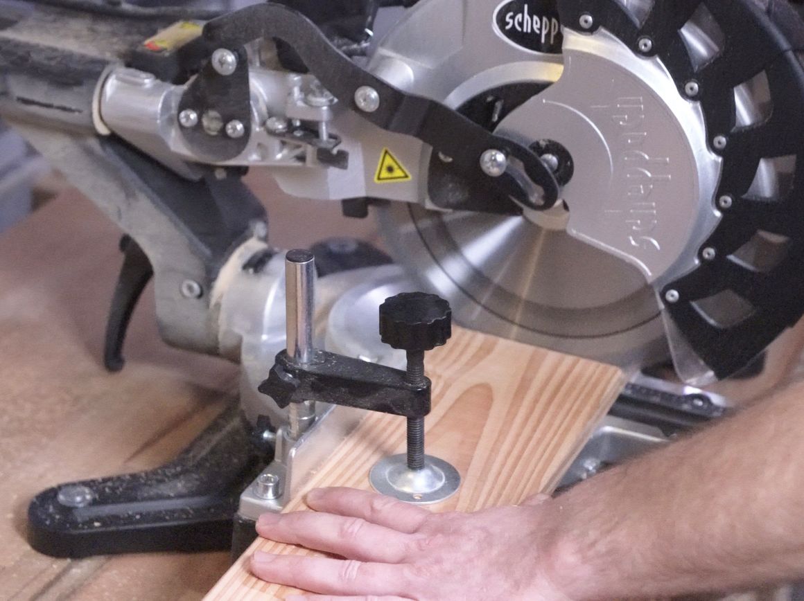 Person sägt Holz mit Kappsäge