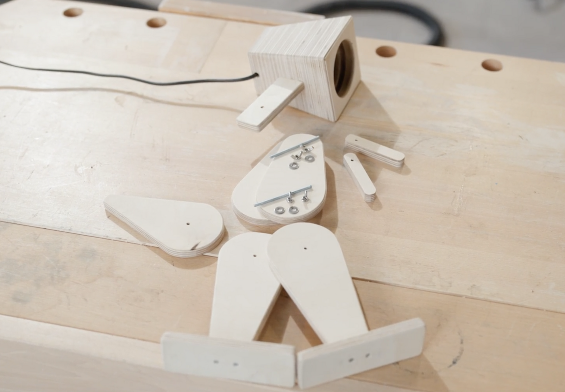 Einzelteile einer Nachttischlampe aus Holz