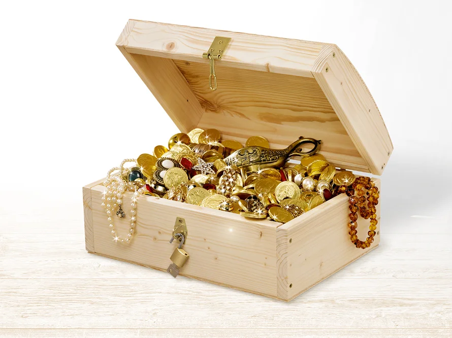 Offene Schatztruhe voller Gold und Schmuck