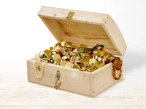 Offene Schatztruhe voller Gold und Schmuck