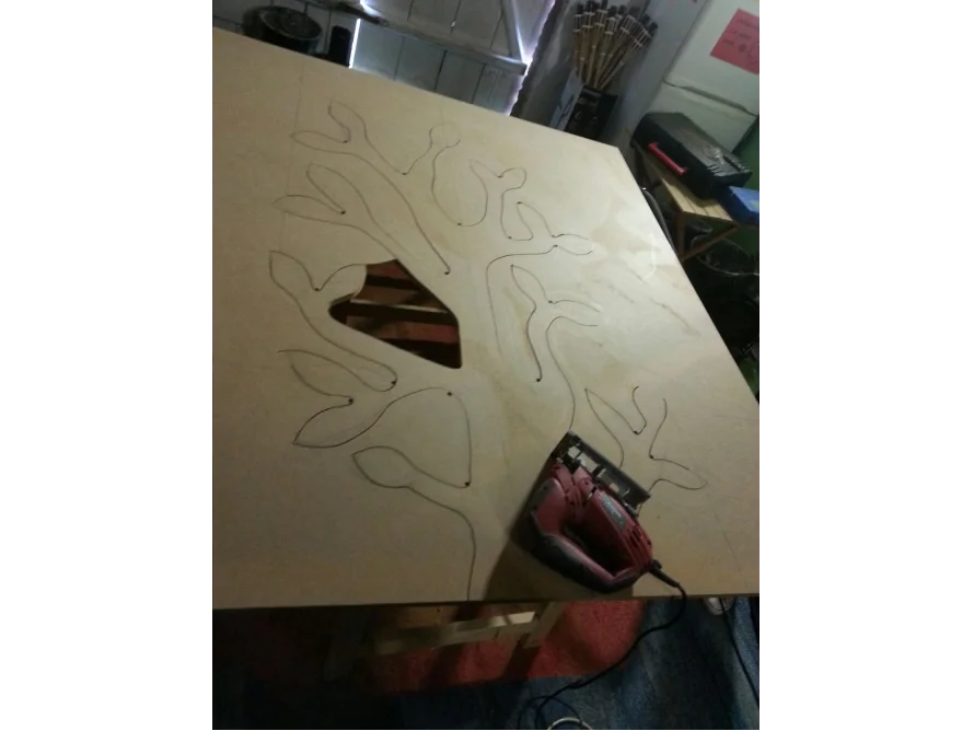 Baumförmiger Ausschnitt auf Sperrholzplatte mit Stichsäge