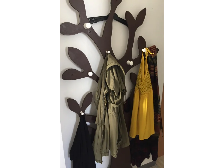 Garderobe in Form eines Baumes