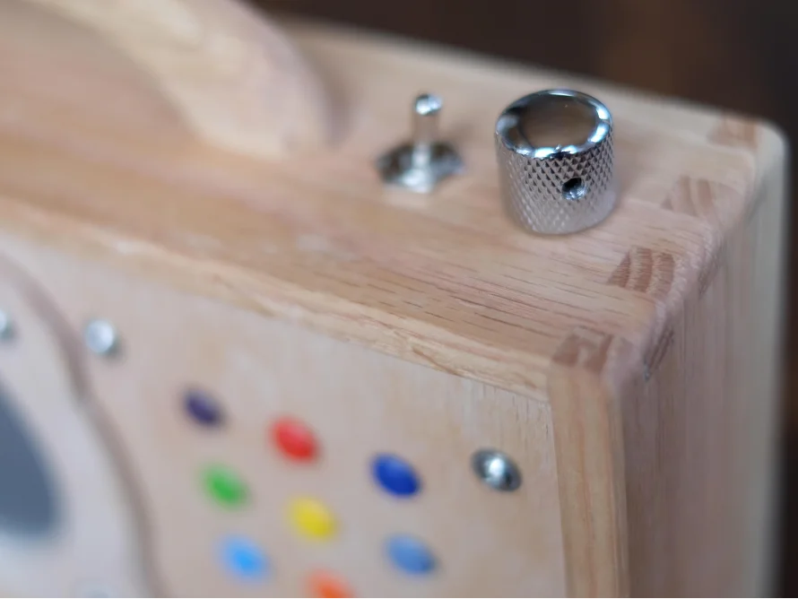 Nahaufnahme eines hölzernen Objekts mit Drehknopf