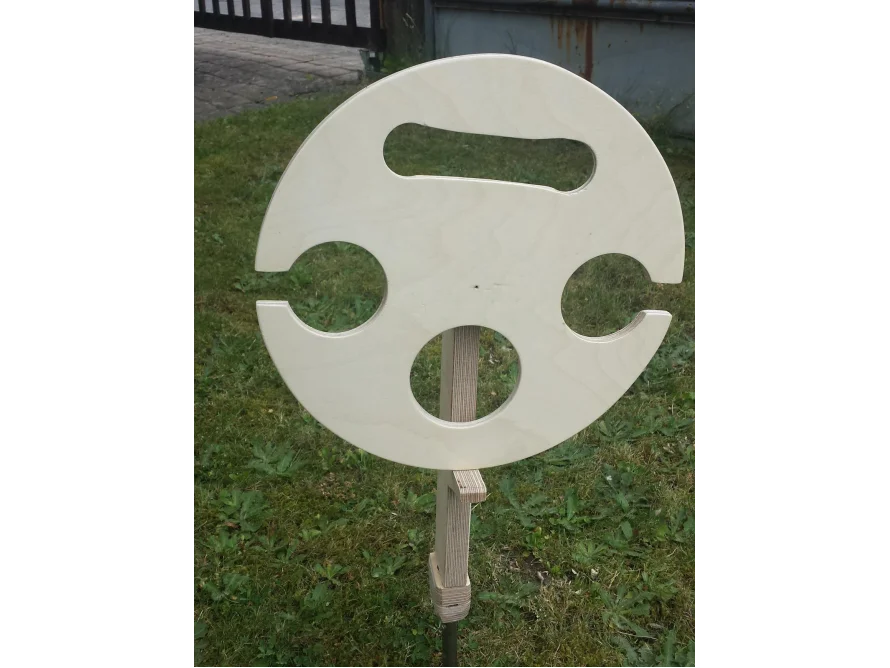 Runder Getränkehalter aus Holz