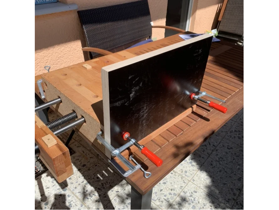 Holzplatte mit Schraubzwingen fixiert