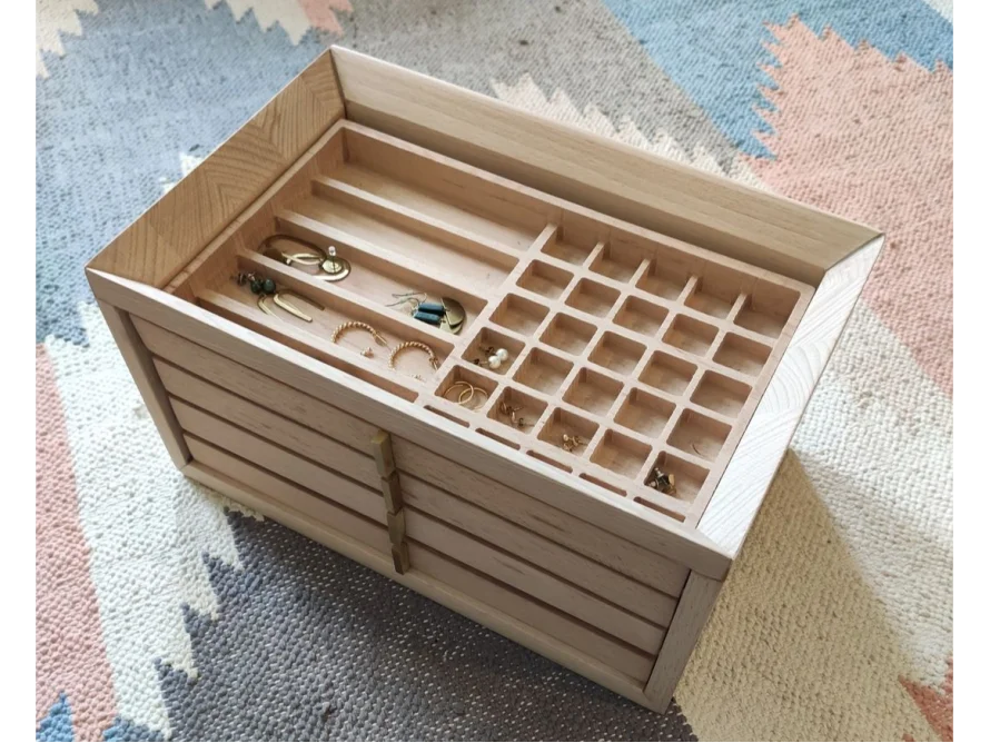 Offene Holzschatulle mit Schmuckfächern