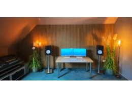 Heimstudio mit Computern und Lautsprechern