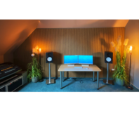 Heimstudio mit Computern und Lautsprechern