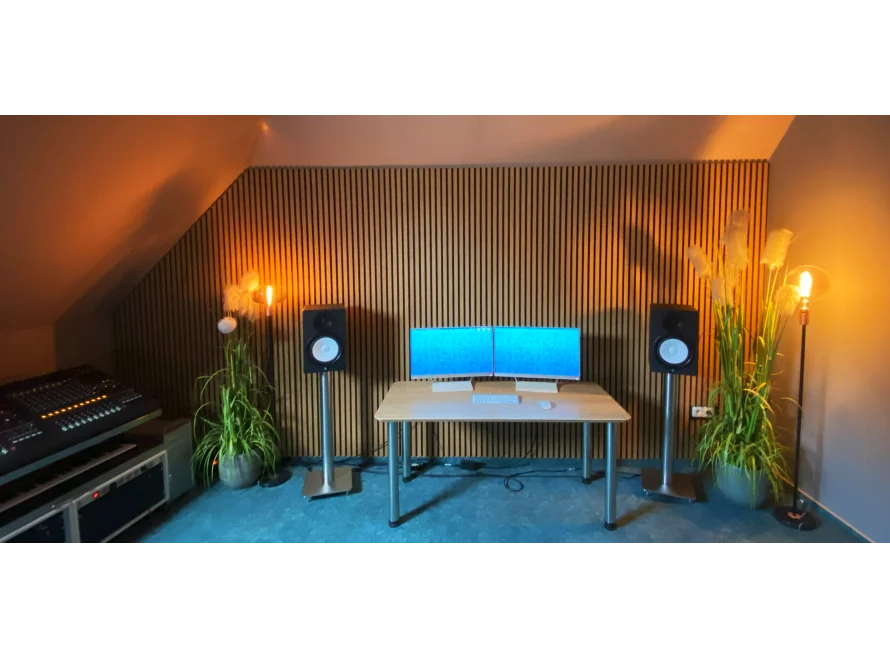 Heimstudio mit Computern und Lautsprechern