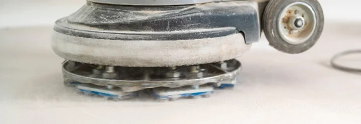 Eine Schleifmaschine auf Estrich.