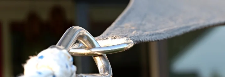 Sonnensegel an Karabiner befestigt
